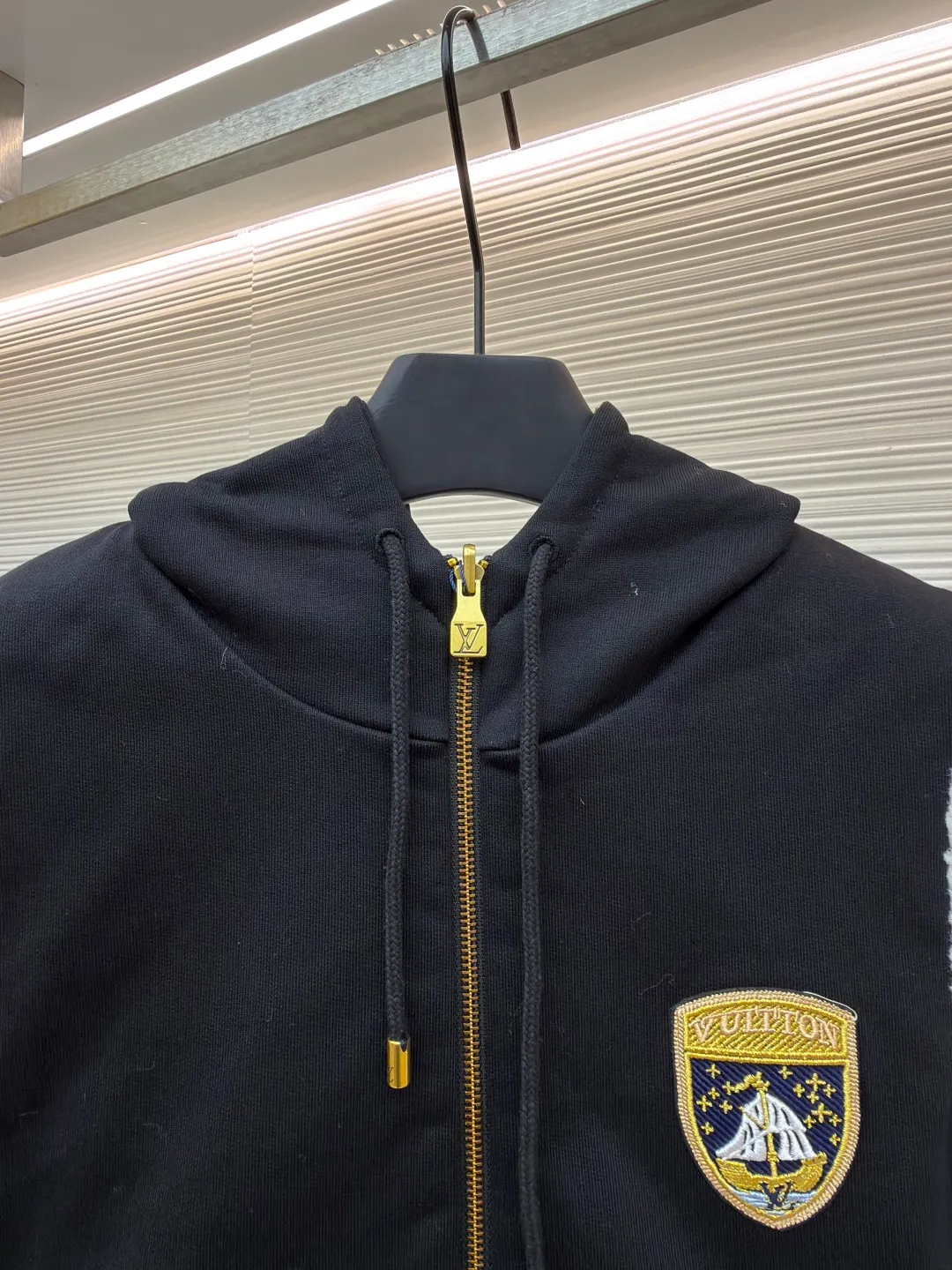 LOUIS VUITTON embroidered reversible hooded vest ●Original version: purchased and developed by 14599 ●Item number: 1681399-C00 ●Fabric: lamb wool fabric ●Technology: embroidery production ●Color: black/white ●Version: fitted version ●Weight: about 1040 grams ●Size: S-M-L-XL ●Description: This vest adopts a double-sided design. One side is made of high-quality knitted fabric, which is crisp, stylish, skin-friendly and comfortable; the other side is made of imitation lamb wool, which is fluffy, soft and has good warmth retention. The hooded part is made of knitted fabric of the same color and is equipped with a two-way zipper with a metal zipper puller, which is smooth and durable. The flip design of cotton knitted surface and comfortable suede surface is very ingenious. It uses advanced double-sided weaving and composite technology to perfectly integrate the two materials and make the transition natural when switching; the shield logo patch uses high-precision patching technology, with neat edges and clear and three-dimensional patterns; the embroidered logo on the back uses fine embroidery technology, with fine and even stitches, and the logo is perfectly integrated into the back design; the drawstring hood uses high-quality drawstrings and precision sewing technology, which not only ensures the adjustment function of the hood, but also enhances the overall sense of leisure. The overall wiring is straight and delicate, the fabric is comfortable and soft, and the color is consistent without color difference. It can be matched with the same style to create a fashionable look and control various occasions. Customized accessories, complete with three standards, same style for men and women!